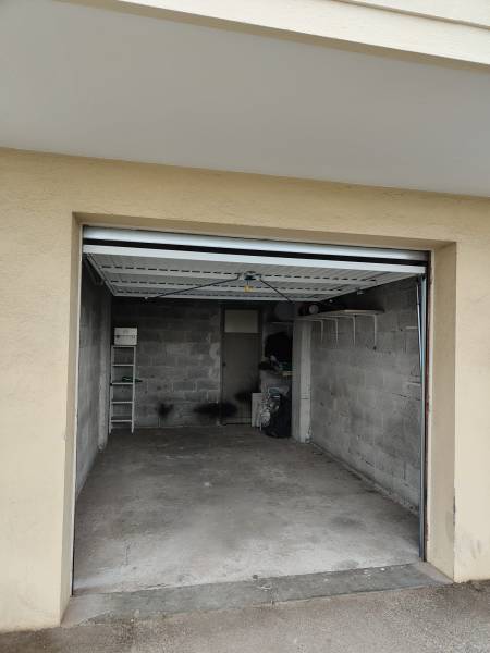 Installation d’une porte de garage basculante Hörmann par Bosio Stores à Menton