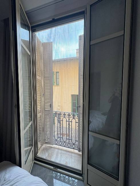 Mise en place moustiquaire dans les alpes maritimes