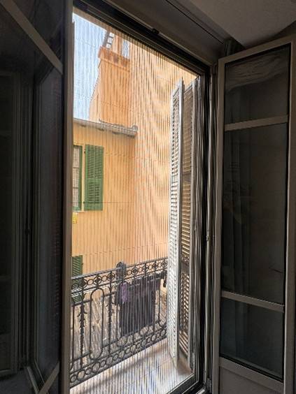 Installation de la moustiquaire MoustiPliss Latéral Simple sur mesure dans le 06