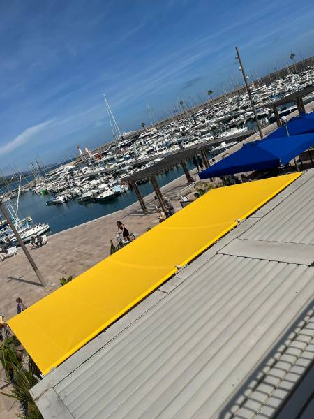 Pose d'un store électrique pour une terrasse de restaurant