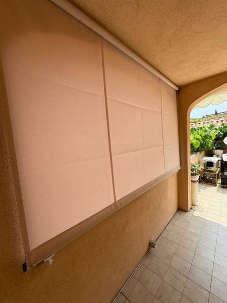 Pose de nouvelle toile sur store vertical dans le 06