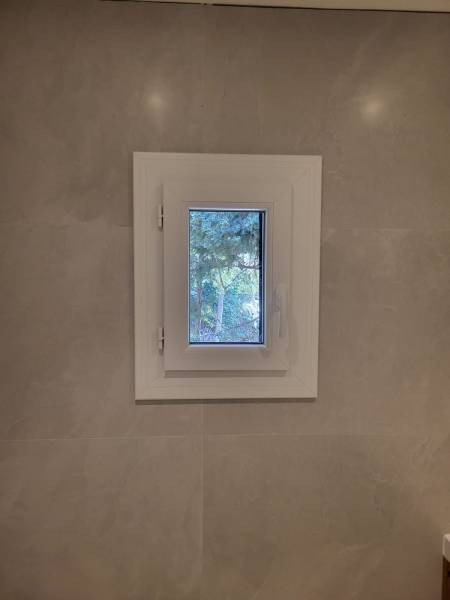 Fenêtre PVC Roquebrune Cap Martin – Pose rénovation PREMIO PLUS 74, Double vitrage Argon, Menuiserie Alpes-Maritimes