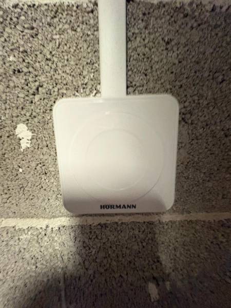 Porte garage sectionnelle Hörmann La Turbie – LPU42 motorisée, Pose entre murs, Alpes-Maritimes Monaco